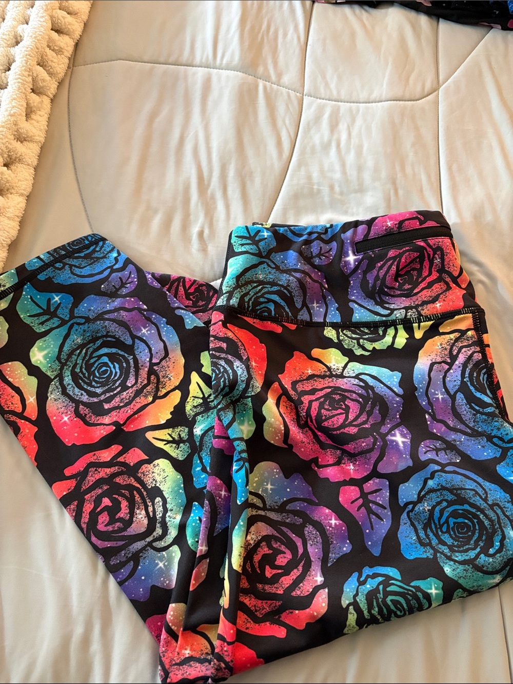 Womens Multicolor Rose Print Leggings - Capri